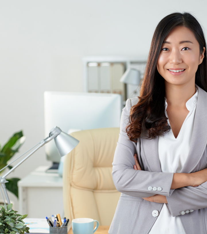 Reduzidocheerful-korean-business-lady-posing-office-with-crossed-arms